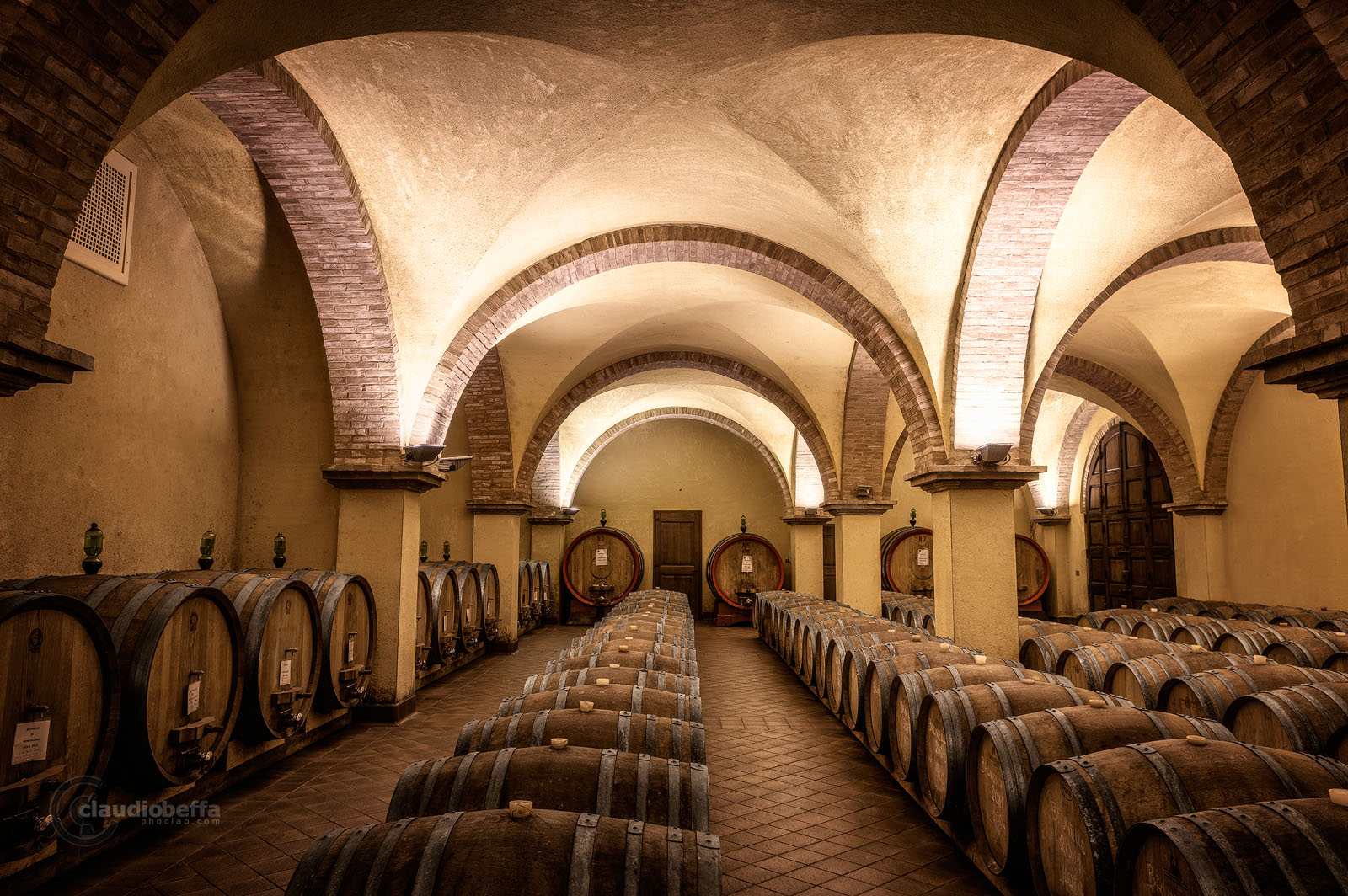 Cellar, Renaissance, Casks, Vaults, Rows, Ancient, Wine, Wine-making, Solaria, Tuscany, Toscana, Val d'Orcia, Italy, Italia, ancient wine cellars