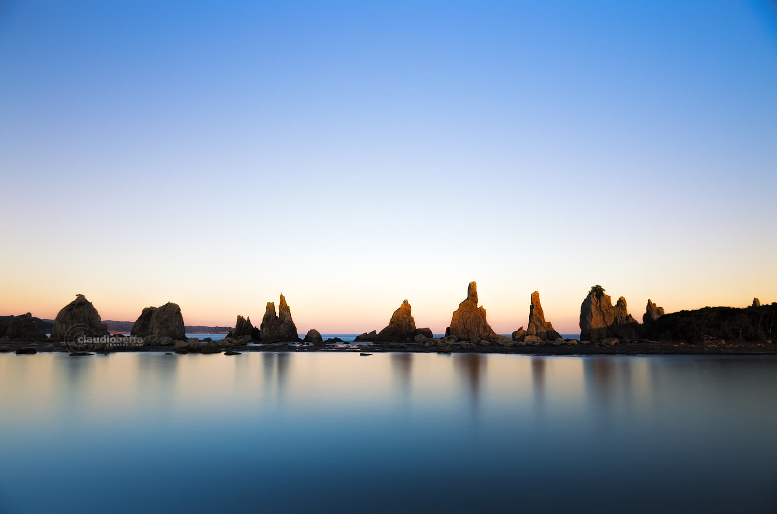 Hashigui Iwa, Hashigui rocks, seascape, landscape, twilight, sunset, ocean scales, Japan, Kii peninsula, Kii Oshima, Wakayama, Kushimoto, autumn, island, travel, photography, phoclab